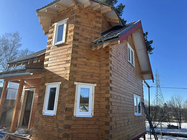 Установка окон и дверей с обсадой в доме из профилированного бруса 200 мм  собранного в теплый угол